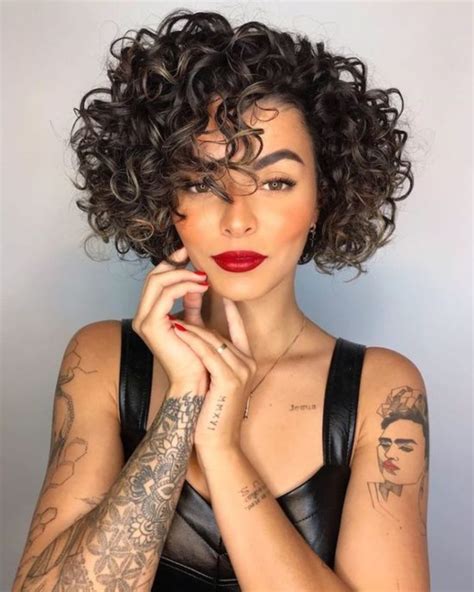 cabelo encaracolado curto feminino|25 Cortes de Cabelo Curto e Encaracolado Mais Sensuais de 2024